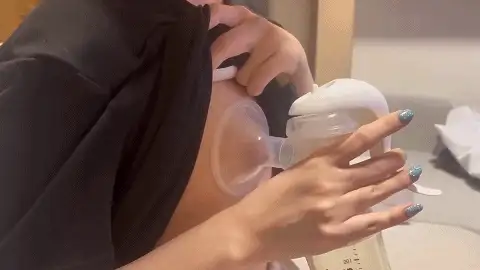 挤奶猎奇测评教学 模特挤奶器操作教程及哺乳期挤奶精彩截图02