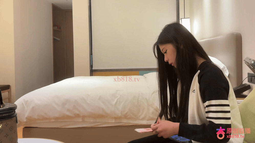 约炮05年小嫩妹胸部柔软全程无套插入，刚开始很害羞不敢叫精彩截图04