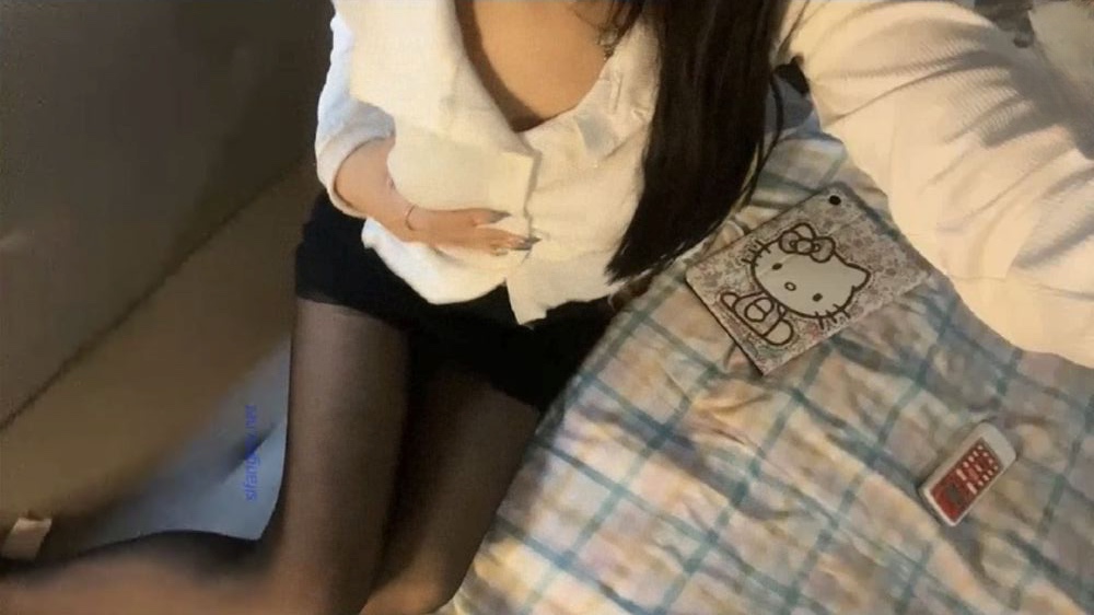 超清纯美女极致反差裸聊特写，红绿灯寸止帮撸精彩截图01