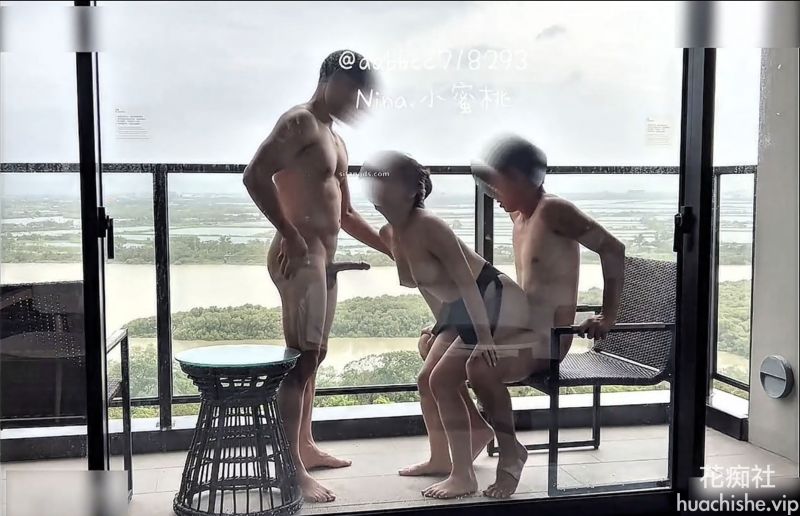 Onlyfans 超强绿帽夫妻【Nina小蜜桃】线下邀单男3P乱交2部观景阳台一路肏到床上！高清精彩截图03