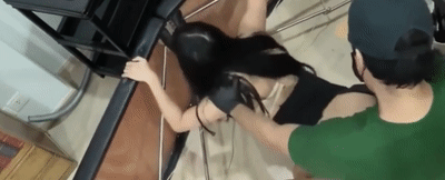 猎奇！小妹给骚逼纹身 纹身师忍不住强行抽插顾客精彩截图06