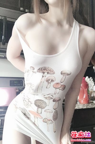 onlyfans清纯可爱cos女神emiigotchi 大尺度合集精彩截图02