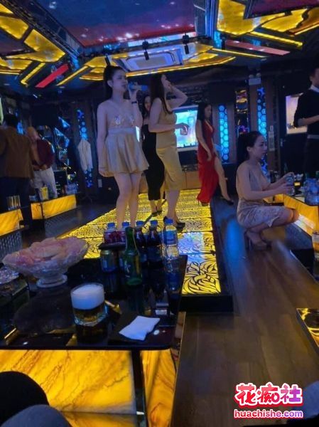 KTV酒吧淫乱场景 你眼中的女神为金主服务精彩截图01