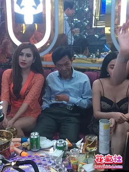 KTV酒吧淫乱场景 你眼中的女神为金主服务精彩截图13