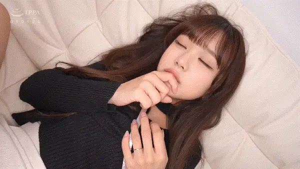 AI张元英-苗条诱人嫩妹惨遭光头上司潜规则精彩截图02