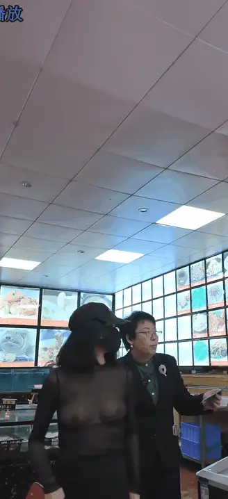 cikaimoon直接在点餐沙滩商场各种地方全裸露出精彩截图06