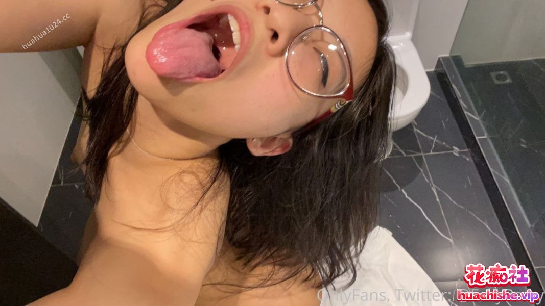 极品眼镜反差婊eskyperry 大尺度泄密精彩截图05