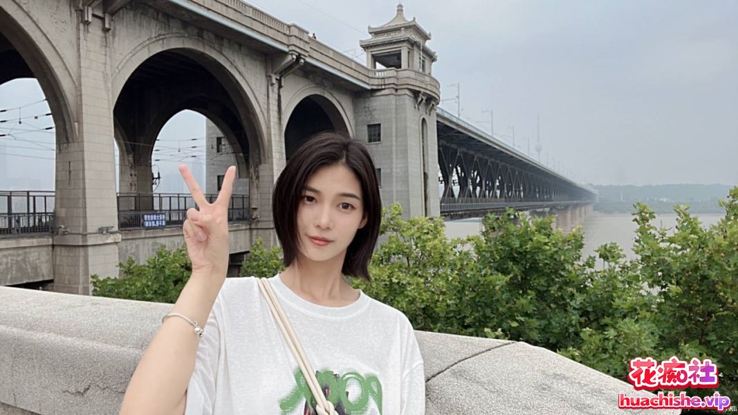泄密流出❤️网络招聘模特套路裸体展示+洗澡 [1v+278M]