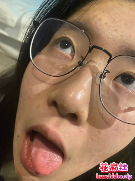 泄密私拍 骚婊眼镜教师喝主人圣水精彩截图02