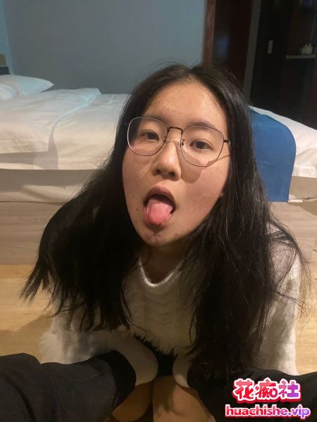 泄密私拍 骚婊眼镜教师喝主人圣水精彩截图03