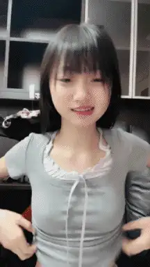 童颜巨乳自慰VS贫乳萝莉裸舞精彩截图02