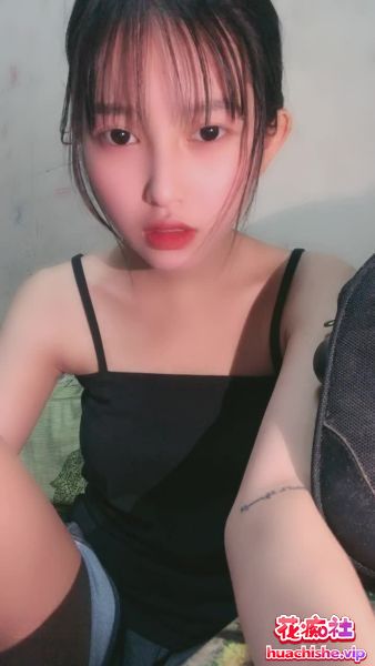 外网大神忽悠小美女脱光发骚自慰精彩截图09