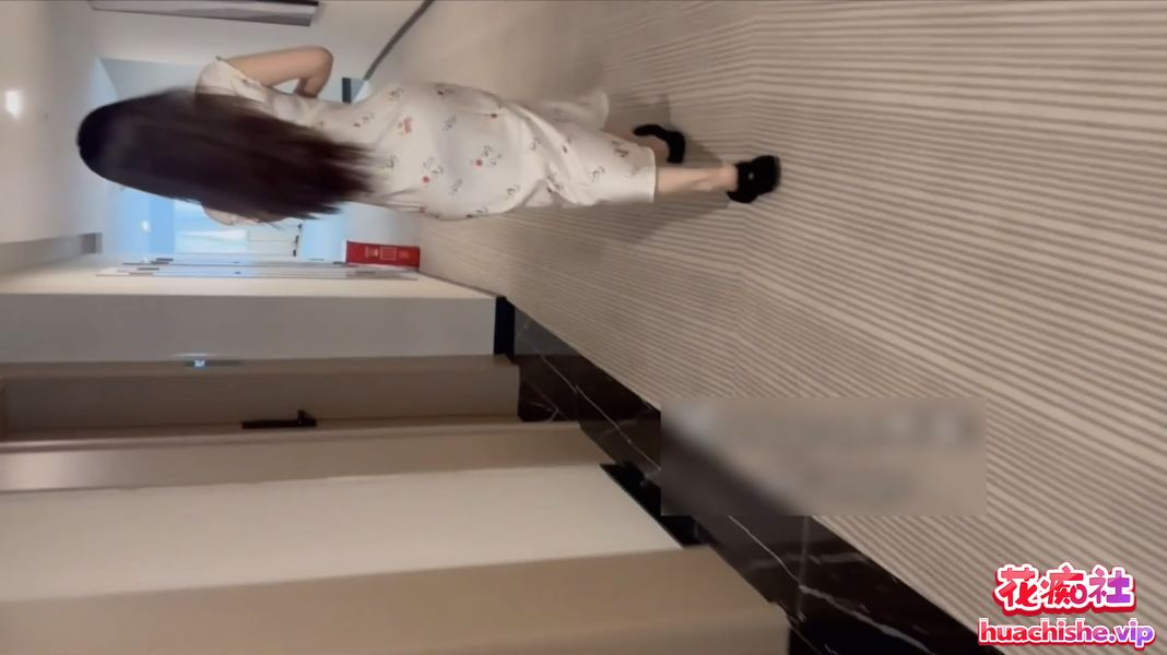 暑假约啪大三女神 白色丝绸旗袍回头率超高精彩截图02