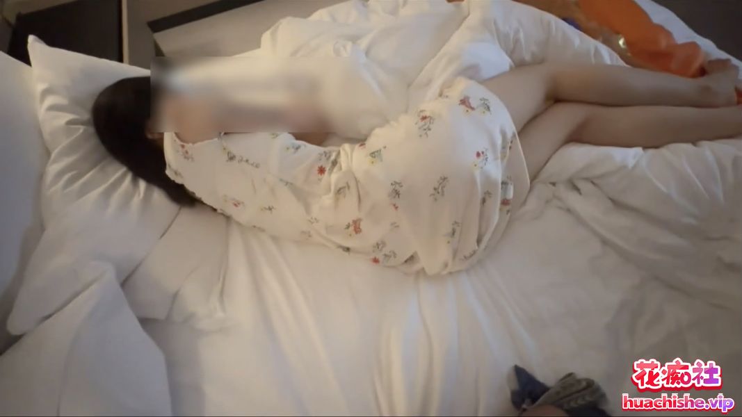 暑假约啪大三女神 白色丝绸旗袍回头率超高精彩截图04