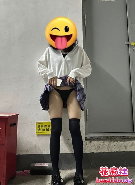 00后学妹 曾嘉仪 和老师楼道偷情视频精彩截图05