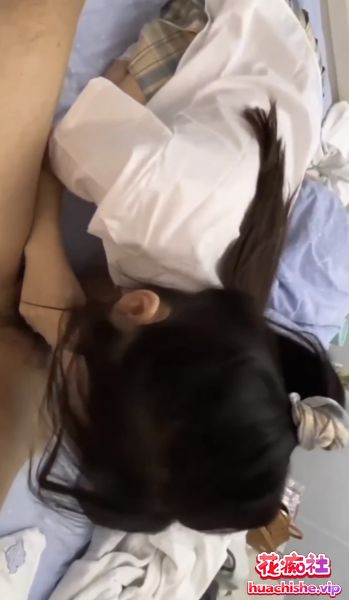 漂亮JK美眉在家被大鸡吧无套输出内射精彩截图01