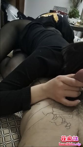 考试没考好 短发呆萌学生妹被俩小青年带回家啪啪精彩截图01