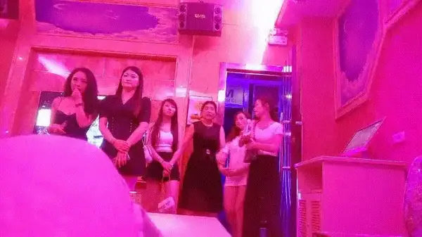 【歌厅探花】全网独家商K淫乱群P 视频精彩截图09