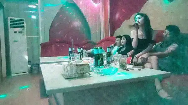 【歌厅探花】全网独家商K淫乱群P 视频精彩截图11