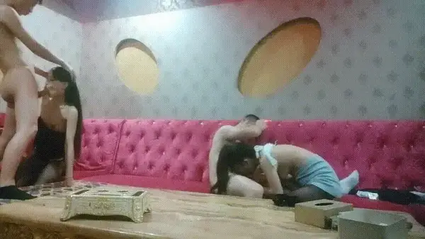 【歌厅探花】全网独家商K淫乱群P 视频精彩截图17