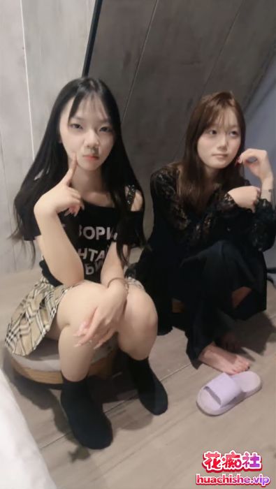 少萝媛媛同学 娇小嫩妹美乳粉穴多人群P大乱斗精彩截图01