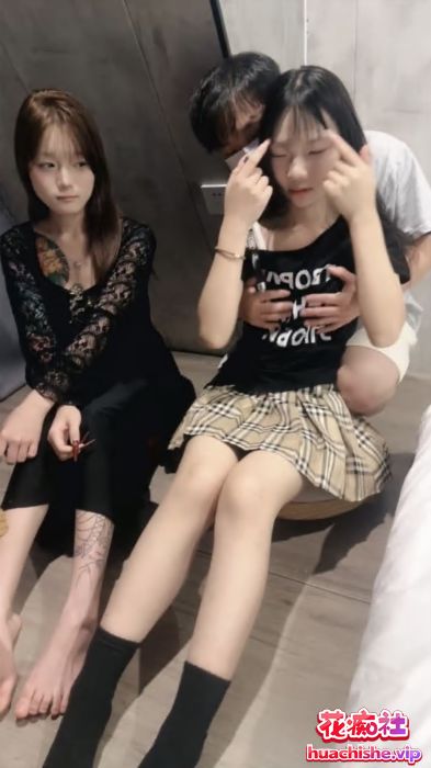 少萝媛媛同学 娇小嫩妹美乳粉穴多人群P大乱斗精彩截图02