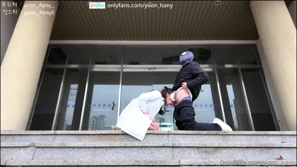 韩国丝袜淫妻yoon 各种公共场合露出视频精彩截图04