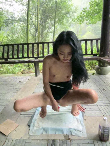 骚荡妇Solinger 公共场所户外跳蛋震动棒自慰精彩截图01