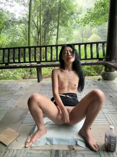 骚荡妇Solinger 公共场所户外跳蛋震动棒自慰精彩截图04