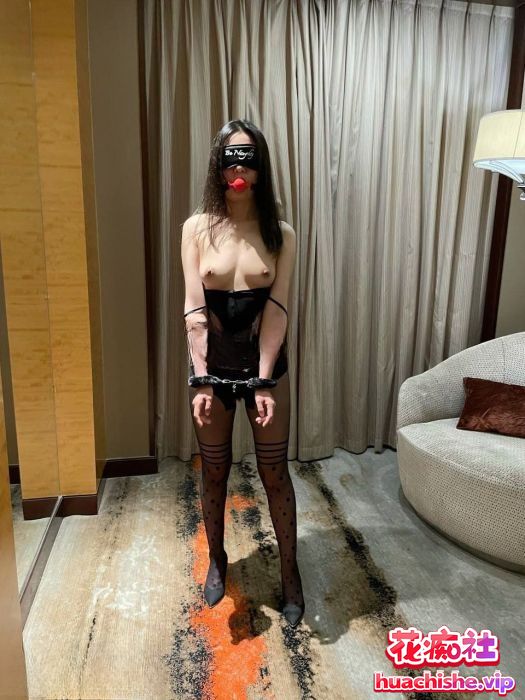 顶级反差婊甜甜圈 人前露出私拍精彩截图06