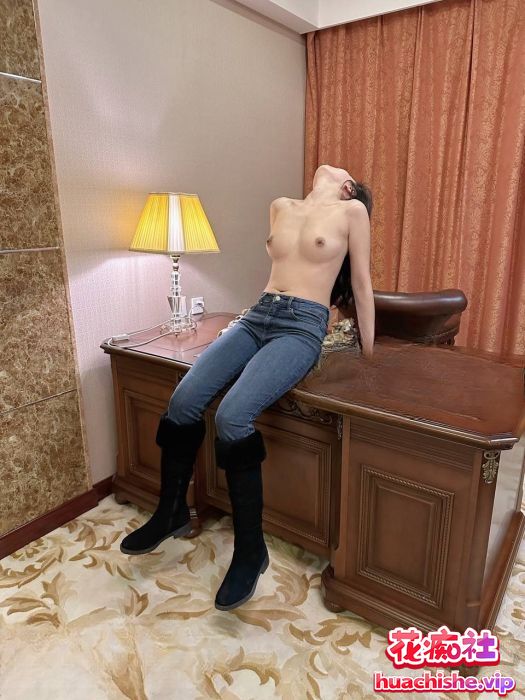 顶级反差婊甜甜圈 人前露出私拍精彩截图12