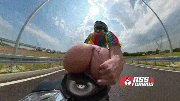 超色大屁股女骑Assfuri 各种露出发骚骑车精彩截图06