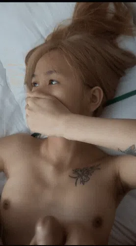 纹身学妹跪在镜子前口交无套插入原档泄密精彩截图03