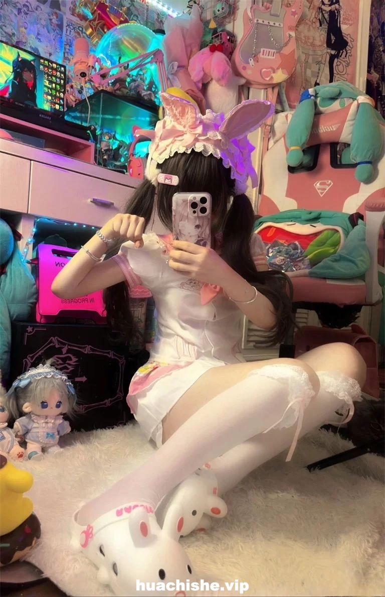 清纯嫩妹COS女神钙片老师 渔网袜自慰精彩截图03