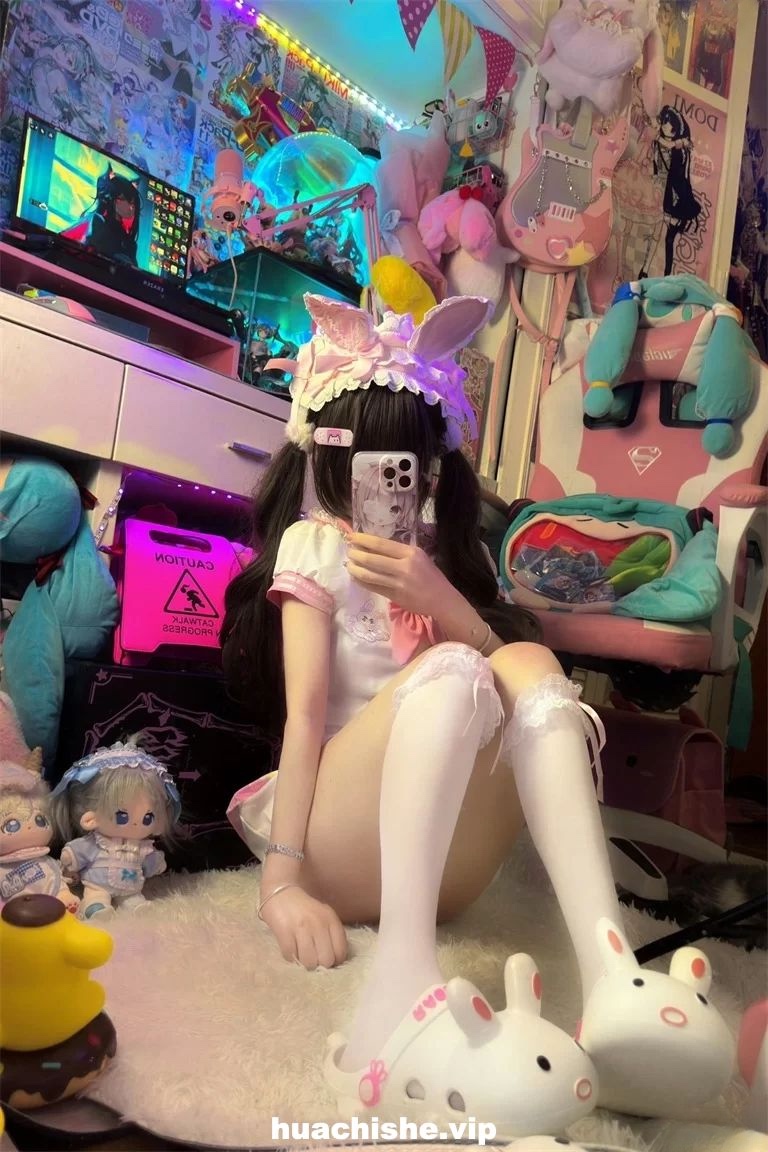 清纯嫩妹COS女神钙片老师 渔网袜自慰精彩截图04