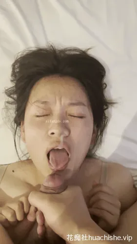 反差婊泄密 眼镜婊舔脚吞精无套内射各种花式艹逼精彩截图13