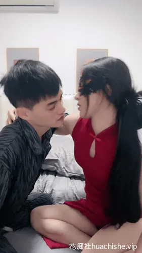 维多利娅的秘密 长腿人妻高跟旗袍情趣足交精彩截图05