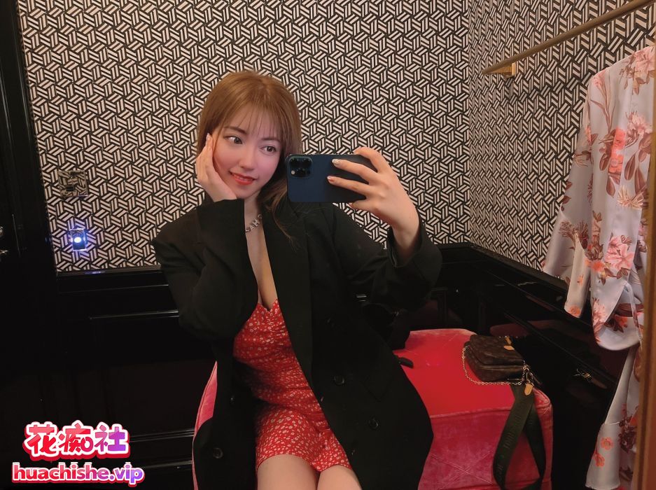 极品巨乳女神WisdomZ酒月调教自拍精彩截图01