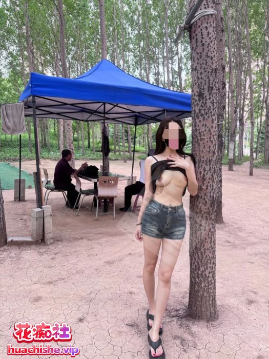 爱露出的反差人妻 于嘉瑶 户外露出勾引路人精彩截图12