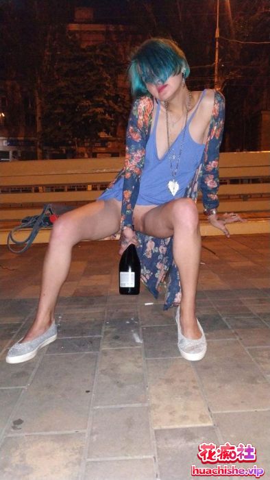 Forest Whore 重口多人SM调教户外露出拳交喝尿合集精彩截图09
