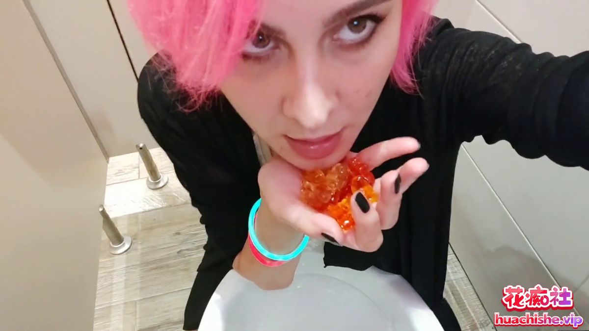 Forest Whore 重口多人SM调教户外露出拳交喝尿合集精彩截图10