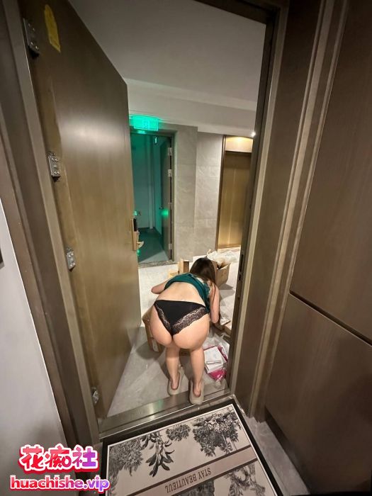 总在你背后TK 把极品女神调教成母狗给兄弟一起操精彩截图13