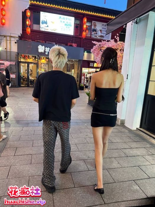 总在你背后TK 把极品女神调教成母狗给兄弟一起操精彩截图14