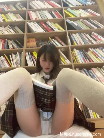小秋LITTLEQIU 图书馆公共区域全裸露出精彩截图10