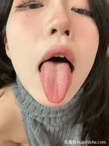 反差母狗wanoubaobao 舔脚舔奶自慰精彩截图03