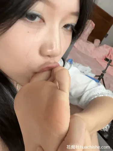 反差母狗wanoubaobao 舔脚舔奶自慰精彩截图08