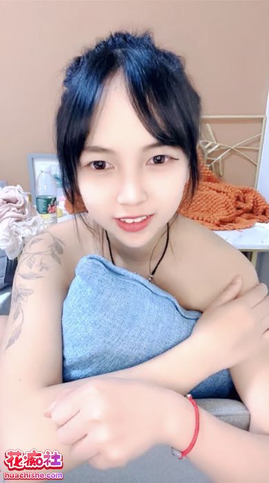 新人萌妹 小土豆 性感丝袜美腿自慰精彩截图05