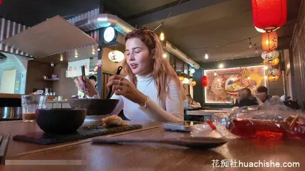 BralessForever 欧美户外露出精彩截图03