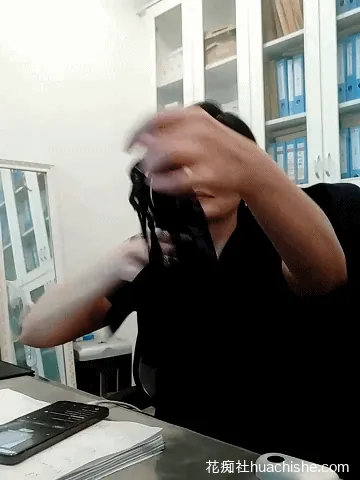 女领导ialnuyoa_h 在办公室边工作边自慰喷水精彩截图05