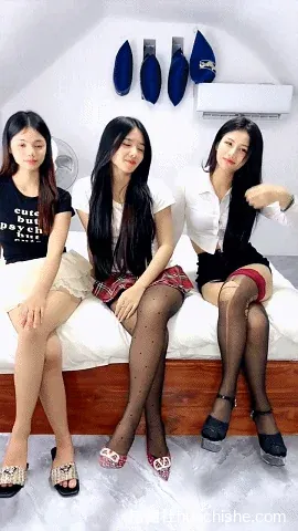 迷人小娜娜 高颜大奶妹带闺蜜下海群p直播精彩截图01